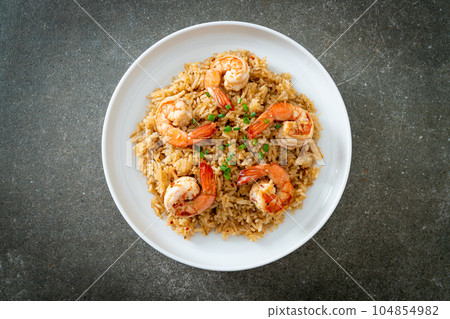 garlic fried rice with shrimps 104854982