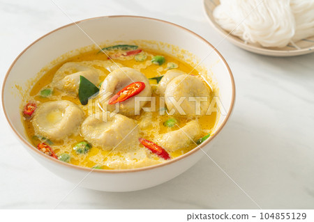 Green curry soup with Fish ball 104855129