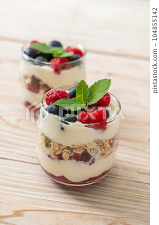 homemade raspberry and blueberry with yogurt and granola 104855142