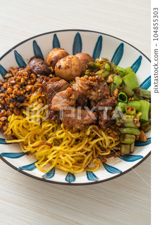 dried egg noodle with pork and meatball 104855303