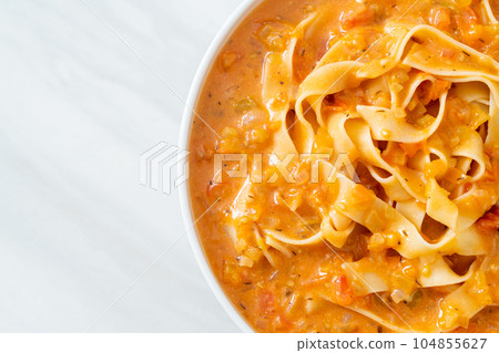 fettuccine pasta with creamy tomato sauce 104855627