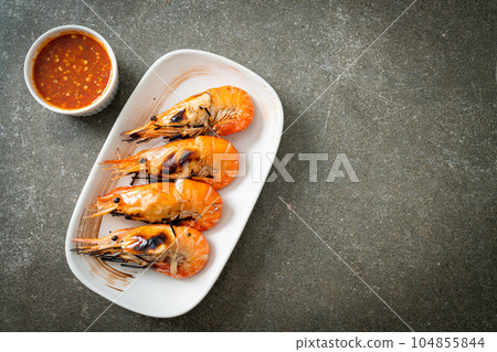 grilled river prawns or shrimps 104855844