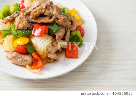 Stir Fried Pork with Black Pepper 104856053
