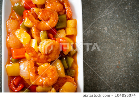 Stir-fried sweet and sour with fried shrimp 104856074