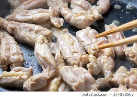 在煎鍋中煎炸雞肉(幼雞 seseri)的烹飪場景。 在煎鍋中煎炸雞肉(幼雞 seseri)的烹飪場景。 104856563