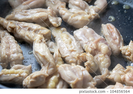 在煎鍋中煎炸雞肉（幼雞 seseri）的烹飪場景。 104856564