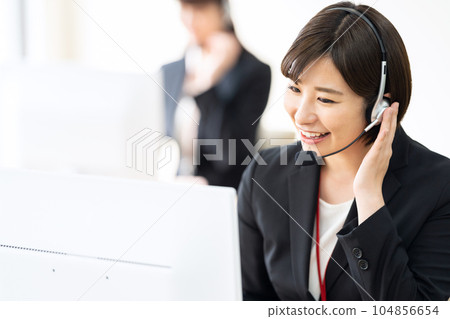Operator working in a call center 104856654
