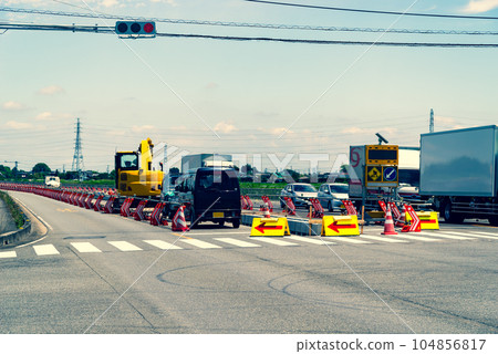 四車道高速公路建設及交叉口 埼玉縣道 27 號 東松山鴻巢線 2023.07 強調暖色和冷色 104856817