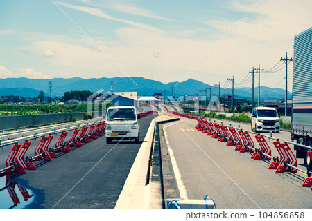 四車道高速公路建設及中間帶 埼玉縣道 27 號 東松山鴻巢線 2023.07 強調暖色和冷色 104856858