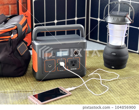 便攜式電源、太陽能電池板和燈，同時為智能手機充電 104856900