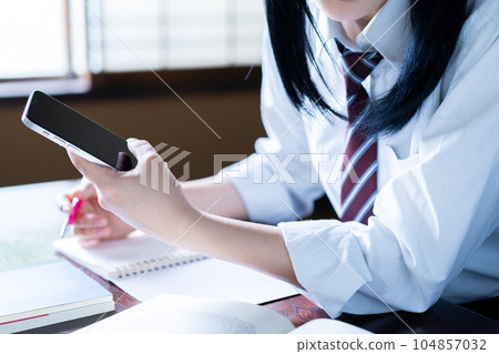 在家裡的日式房間裡學習的女高中生【部分剪輯】 104857032