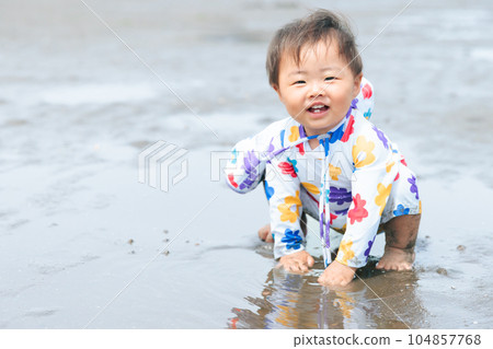 A 1-year-old baby's sea debut Bathing in the shallow sea 104857768