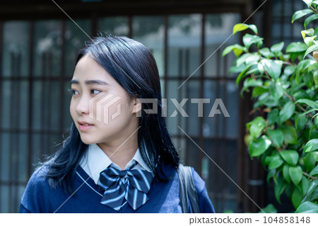 上學的女學生 104858148