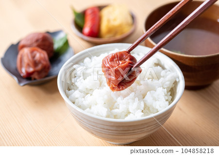 大酸梅干（紫蘇醃製的紀州南高梅）味噌湯和罐裝梅干 104858218