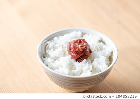 大酸梅干(紫蘇醃製的紀州南高梅)味噌湯和罐裝梅干 大酸梅干(紫蘇醃製的紀州南高梅)味噌湯和罐裝梅干 104858219