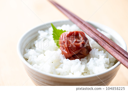 大酸梅干(紫蘇醃製的紀州南高梅)味噌湯和罐裝梅干 大酸梅干(紫蘇醃製的紀州南高梅)味噌湯和罐裝梅干 104858225