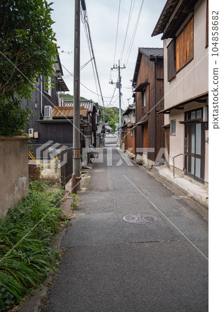 Alleyways on Naoshima Island in Kagawa Prefecture: Charming streetscapes of an island in the Seto Inland Sea. Alleyways on Naoshima Island in Kagawa Prefecture: Charming streetscapes of an island in the Seto Inland Sea. 104858682