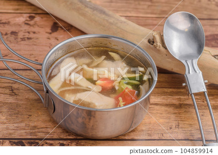 戶外美食雞肉蔬菜湯 戶外美食雞肉蔬菜湯 104859914