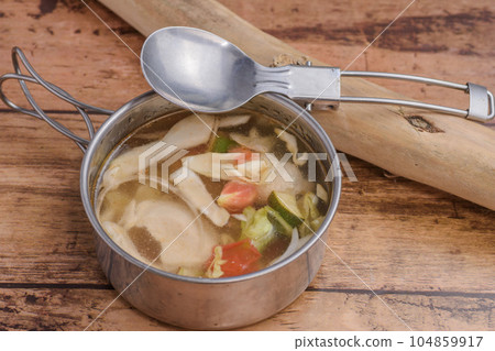 戶外美食雞肉蔬菜湯 戶外美食雞肉蔬菜湯 104859917