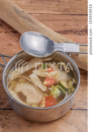 戶外美食雞肉蔬菜湯 戶外美食雞肉蔬菜湯 104859918