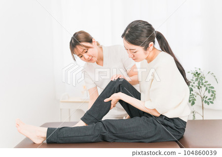 Asian woman who came for orthopedic surgery and massage (calf) 104860039