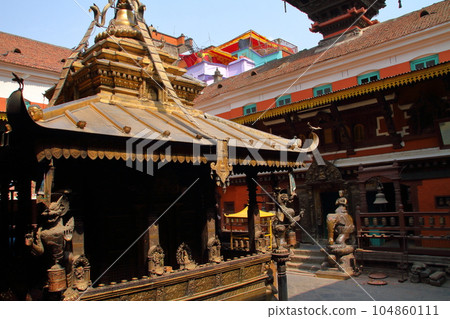 加德滿都谷地，南亞尼泊爾的世界文化遺產，城郊的帕坦古城的金廟。 104860111