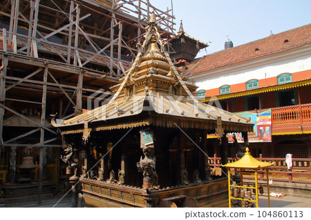 加德滿都谷地，南亞尼泊爾的世界文化遺產，城郊的帕坦古城的金廟。 104860113