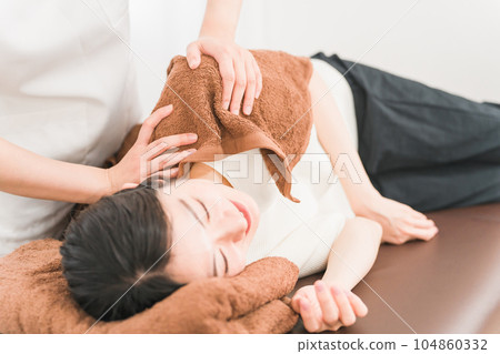 A woman who receives a manipulative, massage, and body care and a manipulative therapist/therapist (stiff shoulders) 104860332