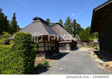 An old private house with a roofed roof 104860685