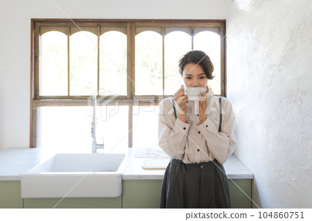一個女人喝咖啡 一個女人喝咖啡 104860751