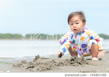 1歲寶寶出海首次海水浴 104861386