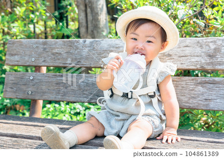 寶寶坐在長凳上補水 104861389