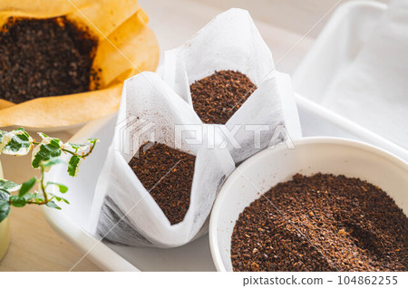 將乾咖啡渣放入茶袋中 104862255