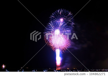 大曲花火大會 2022 雨或晴花火大會 第 94 屆全國花火大會 8 月 27 日 秋田縣大仙市 大曲花火大會 2022 雨或晴花火大會 第 94 屆全國花火大會 8 月 27 日 秋田縣大仙市 104862271