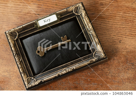 框架中的舊鑰匙 框架中的舊鑰匙 104863046