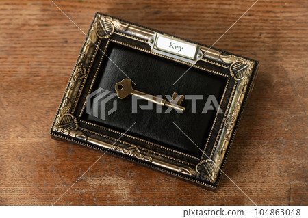 框架中的舊鑰匙 框架中的舊鑰匙 104863048