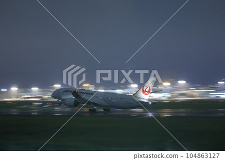 Takeoff and landing at Osaka Itami Airport 104863127