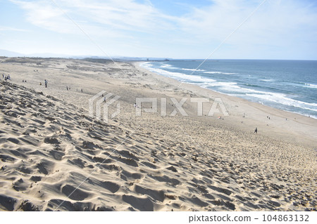 Tottori sand dunes 104863132