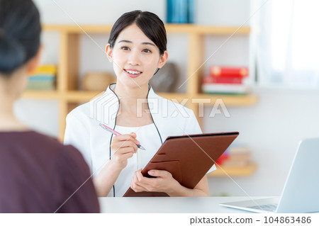 美容師的年輕女子 104863486