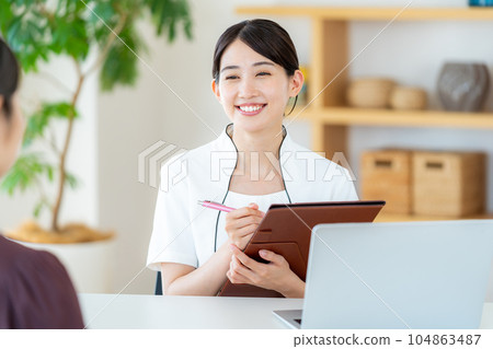 美容師的年輕女子 104863487