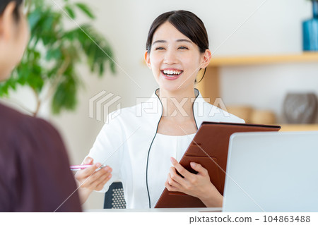 美容師的年輕女子 104863488
