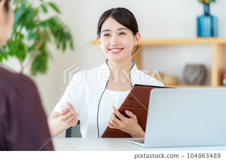 美容師的年輕女子 104863489