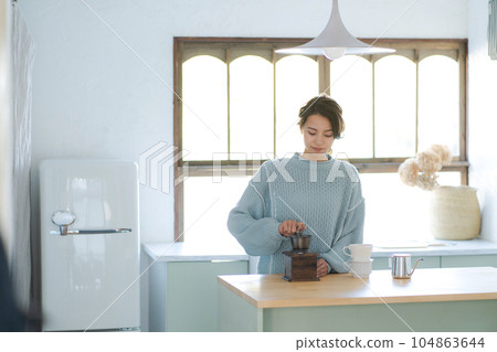 一個正在煮咖啡的女人 一個正在煮咖啡的女人 104863644