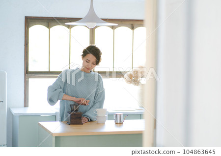 一個正在煮咖啡的女人 104863645