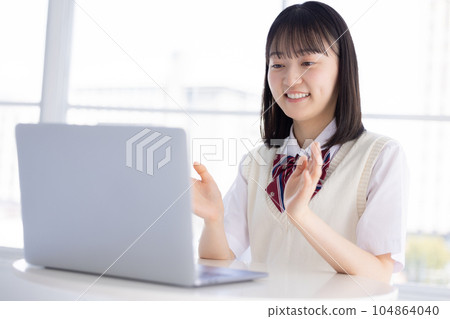 上在線課的女學生 104864040