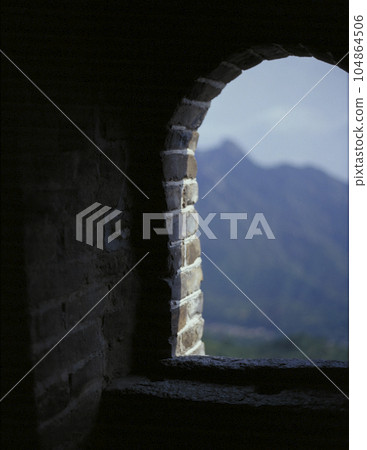 中國的長城 從拱窗看到的山脈 中國的長城 從拱窗看到的山脈 104864506