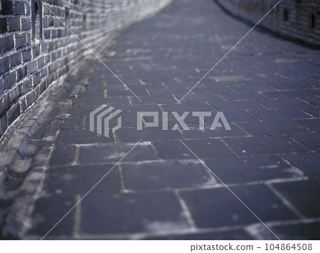 Brick and cobbled walkways of the Great Wall 104864508