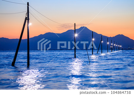 Night view of Nagabeda Kaidokoro in early summer at high tide, Uto City, Kumamoto Prefecture Night view of Nagabeda Kaidokoro in early summer at high tide, Uto City, Kumamoto Prefecture 104864738