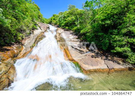 Ikuchi Kannon Falls in early summer, Kamiamakusa City, Kumamoto Prefecture 104864747