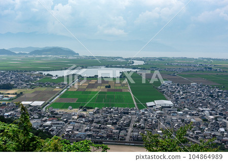 俯瞰豬子山的能登川沿岸的稻田 104864989